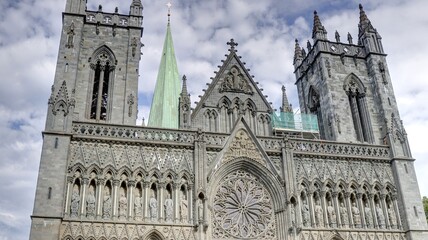 Fototapeta na wymiar cathédrale de Nidaros au centre ville de Trondheim en Norvège