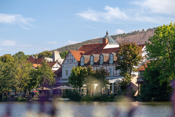 Fototapeta na wymiar Hotel am See in Ilsenburg