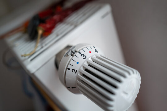 Nahaufnahme Heizk&ouml;rper mit Thermostat