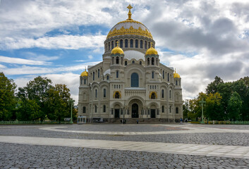 Fototapeta na wymiar Naval Cathedral on Kotlin Island in Kronstadt.