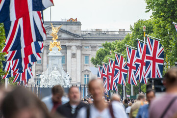 LONDON, ENGLAND- 2 June 2022: People gathered outside Buckingham Palace for the Queen's platinum Jubilee in London - obrazy, fototapety, plakaty