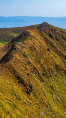 秋田駒ヶ岳　馬の背の稜線　紅葉　絶景　縦構図