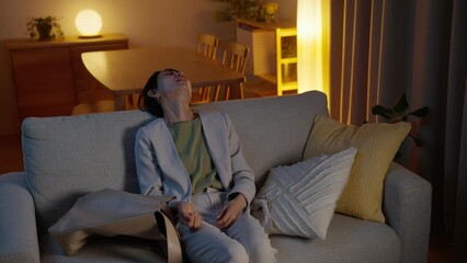 ソファーで寝るビジネスウーマン（睡眠・疲労・夜）