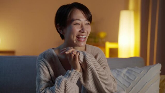 夜に家でリラックスする女性