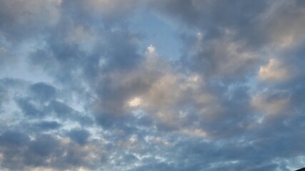 早朝に暗雲が立ち込めた怪しい空