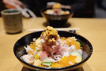 Chirashi-don: a bowl of rice, sashimi, uni (sea urchin) and roe at Sushi Tokyo Ten, a modern omakase restaurant in Shinjuku — Tokyo, Japan
