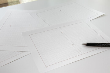 机の上に散らばる原稿用紙