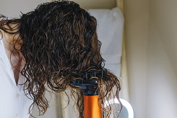 Drying hair according to curly method for hair styling