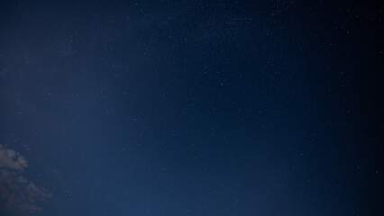 秋の夜空に広がる星空と海の風景