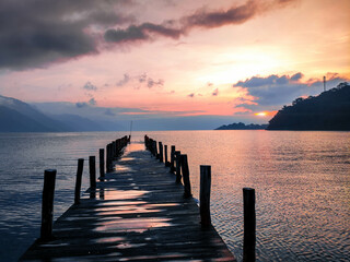 Fototapeta na wymiar sunset on the lake Amanecer Lago Atitlan
