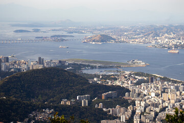 Obraz premium Vista do aeroporto de Santos Dumont, baía de Guanabara e as cidades do Rio de Janeiro e Niterói.