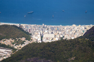 Vista de parte da praia de Copacabana com navios de guerra na comemoração do dia da...