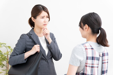 会話をする保育士と保護者