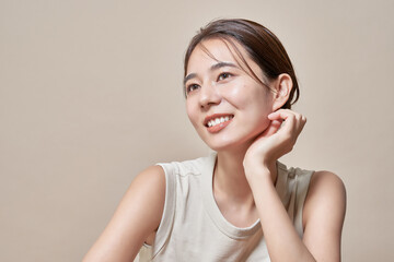 頬杖をつく若い女性