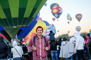 hombre viajero  visitando feria internacional del globo aerostatico o fig en leon guanajuato mexico