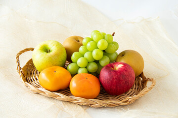 秋の味覚　シャインマスカットと梨と柿とリンゴ（キオウ・茜）