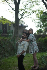 Naklejka premium couple having fun in park