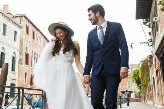 Young married couple roaming in the city doing photoshoot