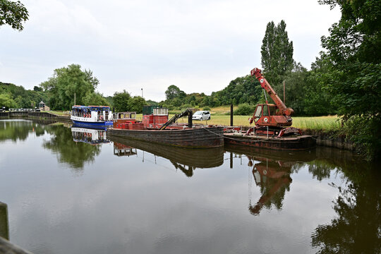 Altes Schiff, Kutter mit Bagger liegt in einer Schleuse im Sommer