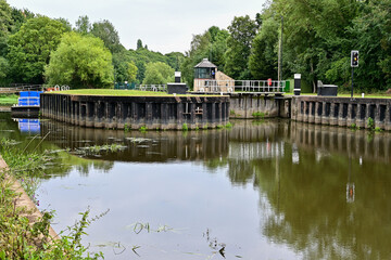 Obraz premium Schleuse mit hohem Rand und Wasser an einer Staustufe