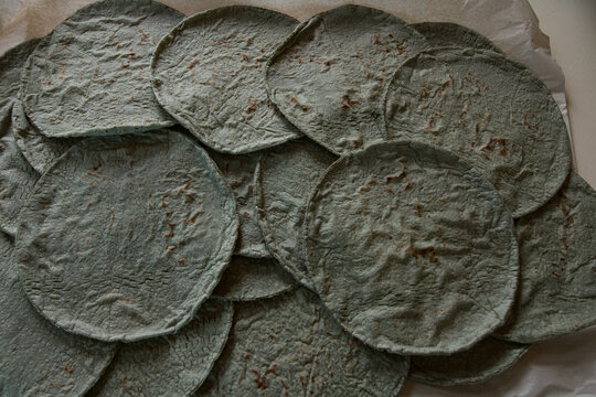 Tortillas De Maiz Separadas, Masa Azul