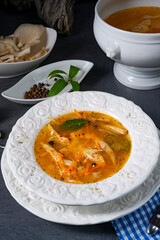 Pikante oyster soup mit hühnerfleisch