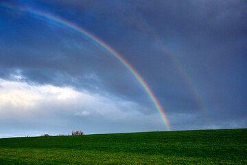 Regenbogen über der Deichanlage von Spieka-Neufeld an der Wurster Nordseeküste.