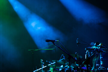Obraz premium Colorful stage lights and microphone at concert