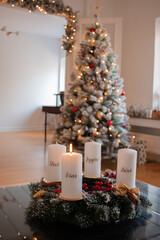 Adventskranz im weihnachtlichen Wohnzimmer