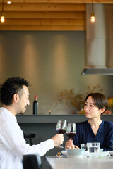 夫婦の記念日のイメージ　乾杯　縦