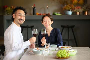 メインビジュアルにも！夫婦の記念日のイメージ　乾杯　カメラ目線