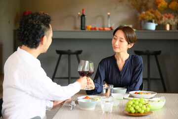 夫婦の記念日のイメージ　乾杯