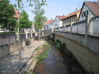 Fototapeta na wymiar Isenach fließt durch Bad Dürkheim