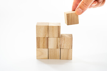 Obraz premium 木製キューブを手で積むところ