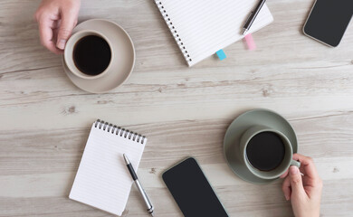 Two people drinking coffee at work. Chatting at work, coffee break, business communication, meeting etc. 仕事中にコーヒーを飲む二人。仕事中の談笑、コーヒーブレイク、ビジネスコミュニケーション、ミーティングなど
