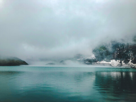 Lake in miuntains © Zaheeruddin