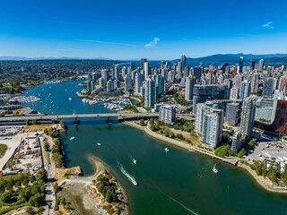 Vue aérienne par drone du centre-ville de Vancouver avec des bâtiments modernes et un port avec des bateaux amarrés