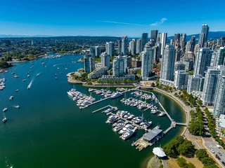 Photo sur Plexiglas Ville sur leau Vue aérienne par drone du centre-ville de Vancouver avec des bâtiments modernes et un port avec des bateaux amarrés