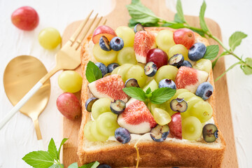 フルーツのオープンサンド