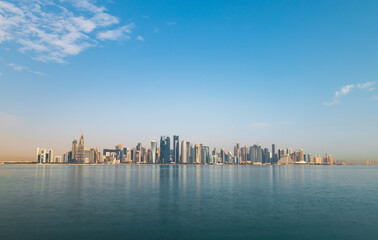 Panoramafoto bij zonsopgang met lange belichtingstijd van de skyline van Abu Dhabi.