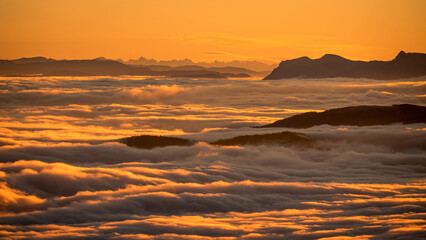 Amanecer en la montaña sobre la niebla
