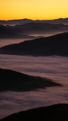 Amanecer en la montaña sobre la niebla