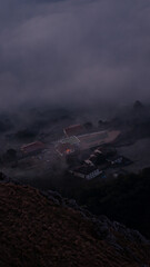 Fototapeta premium Amanecer en la montaña sobre la niebla