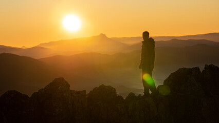 Amanecer en la montaña sobre la niebla