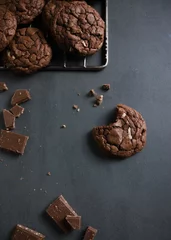 Deurstickers Vertical shot of chocolate cookies on the table © Inna Prigodich/Wirestock Creators