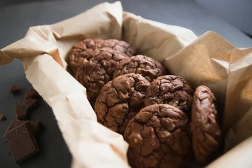 Schilderijen op glas Closeup shot of delicious chocolate cookies © Inna Prigodich/Wirestock Creators