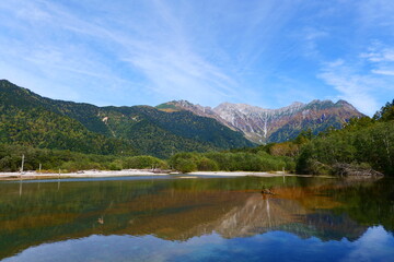 Fototapeta na wymiar 中部山岳国立公園。上高地より穂高連峰を望む。松本、長野、日本。10月上旬。