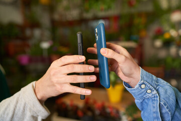 Zwei Handys oder Smartphones bei NFC Datenübertragung