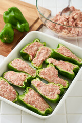 調理中のピーマンの肉詰め