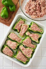 調理中のピーマンの肉詰め